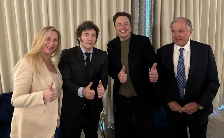 FOTO: Javier Milei, Elon Musk y el resto de la delegación argentina. (Foto: X)