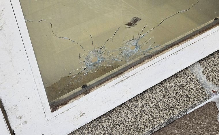 Las balas que impactaron contra la estación de servicio.