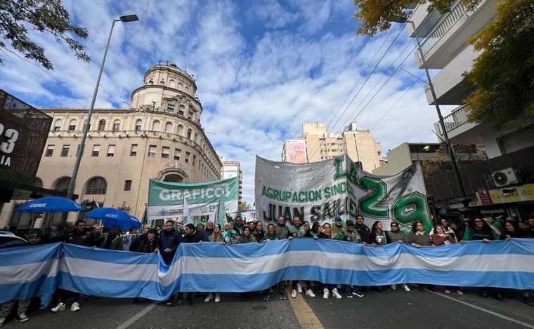 Paro de la CGT, Suoem y otros gremios en Córdoba. (Foto: Daniel Cáceres/Cadena 3)