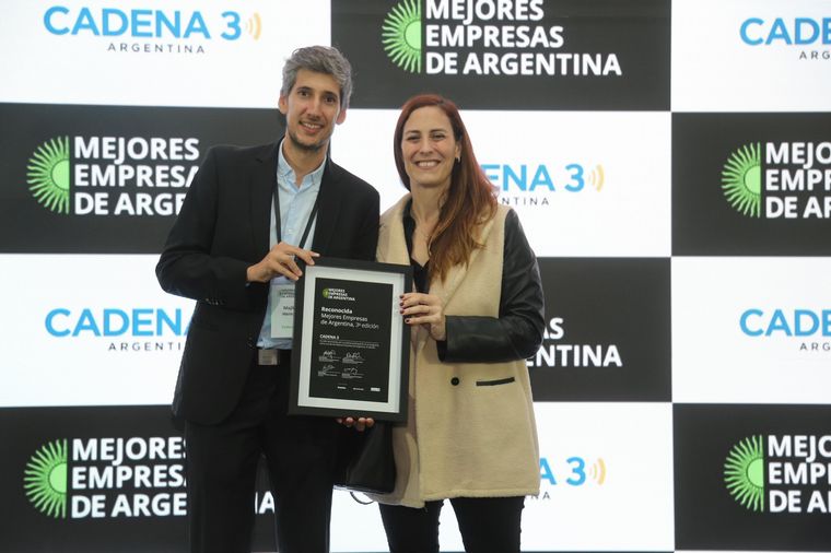 FOTO: Hernán Majlis y Soledad Criado reciben el galardón a Cadena 3.