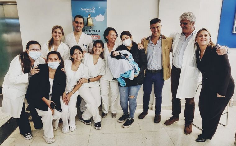 FOTO: Felicidad: médicos y familiares de Elián celebran su recuperación.