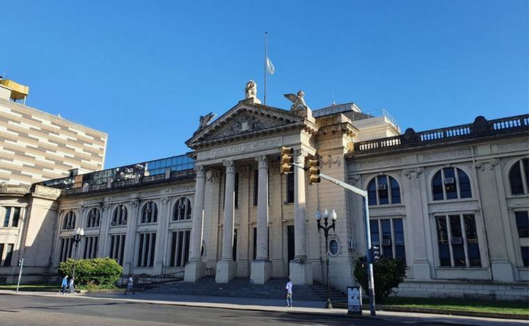 La Facultad de Medicina de la UNR.