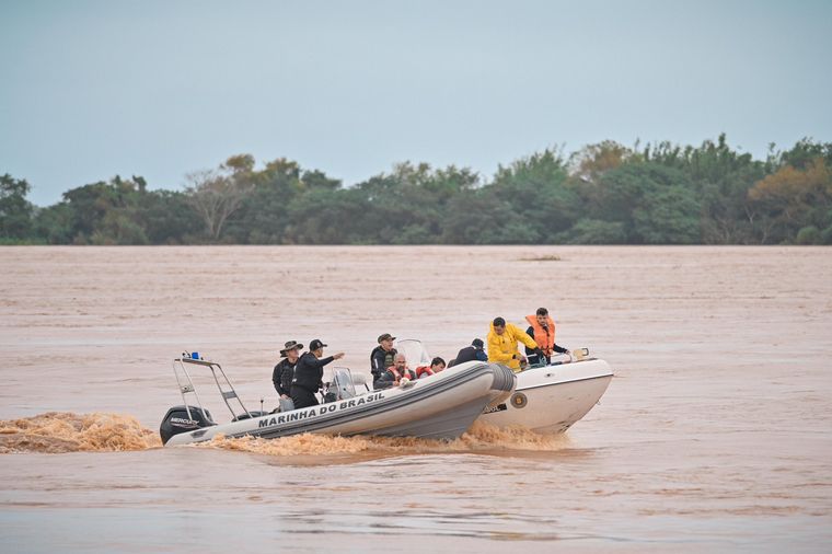 FOTO: Tareas de rescate y control en el inundado sur de Brasil.