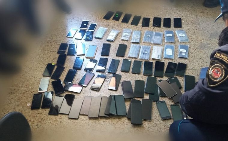 La Policía secuestró más de 130 celulares y otros elementos en Galería Norte.