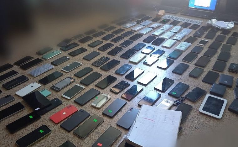 La Policía secuestró más de 130 celulares y otros elementos en Galería Norte.