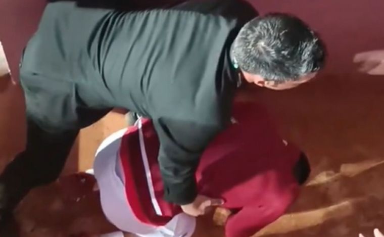 Novak Djokovic tuvo que ser asistido. (Foto:Captura video)