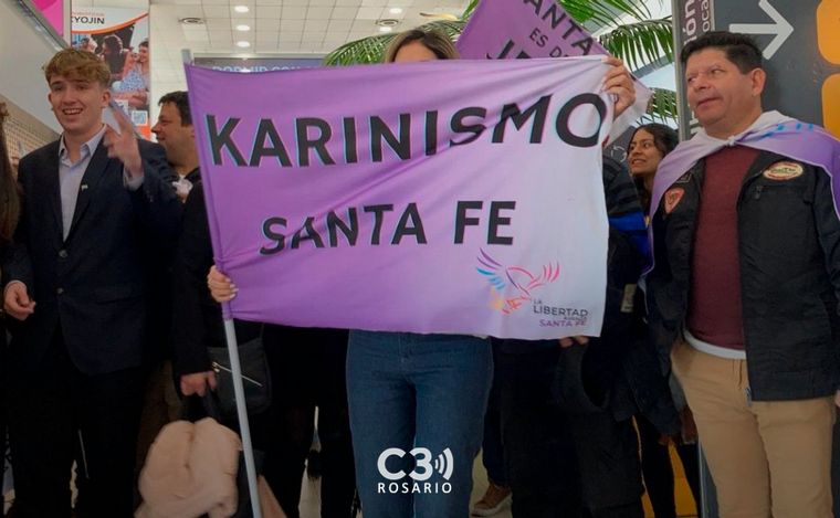 Libertarios esperaron a Karina Milei en el Aeropuerto de Rosario.