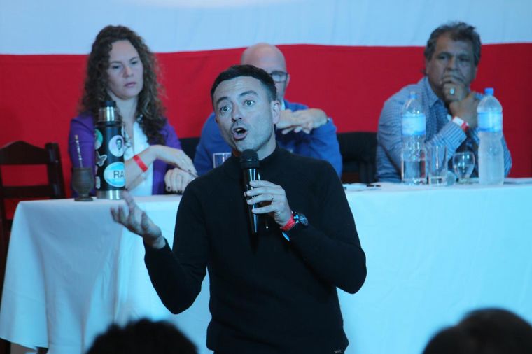 Rodrigo De Loredo encabezó el plenario radical en Villa Giardino. 