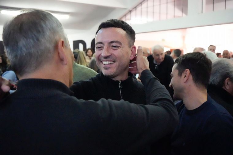 Rodrigo De Loredo encabezó el plenario radical en Villa Giardino. 