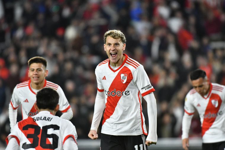 Facundo Colidio festeja uno de sus goles ante Central Córdoba. (Foto: River)