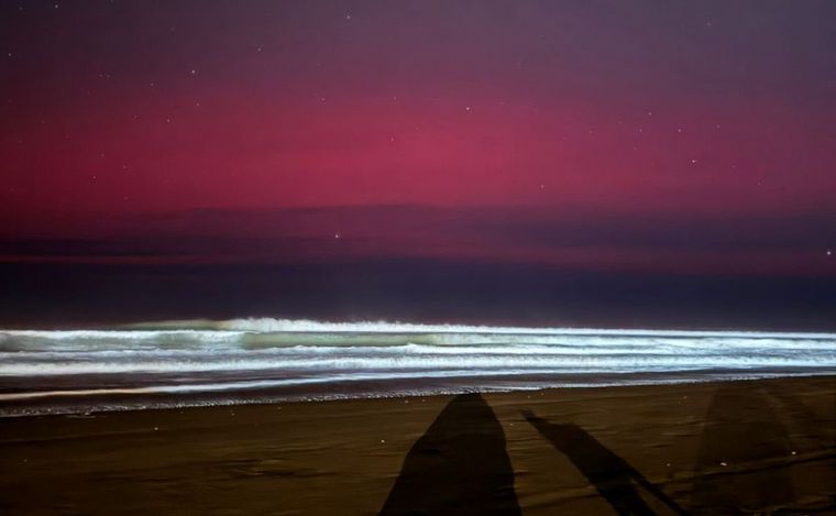 Las auroras australes en Pinamar. (Foto:@beluguardia en X)