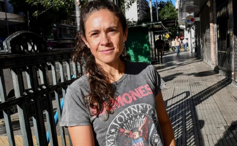 Sofía Bernasconi, la artista en silla de ruedas que interviene CABA. (Foto: Urbanos).