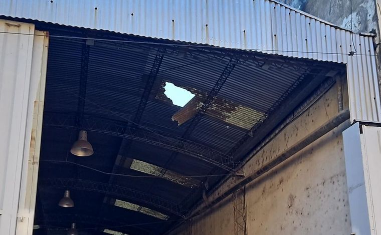 FOTO: El techo del galpón que cedió y provocó la caída del trabajador.
