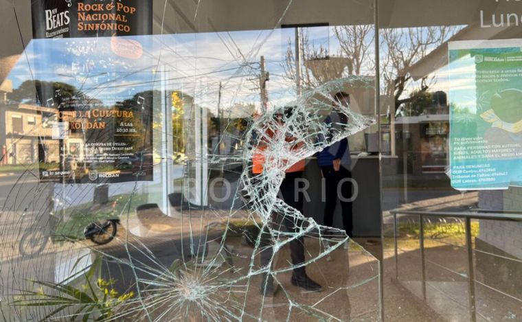 El ingreso de las oficinas municipales de Roldán.