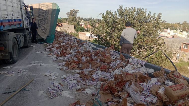 Volcó un camión con miles de kilos de azúcar. 