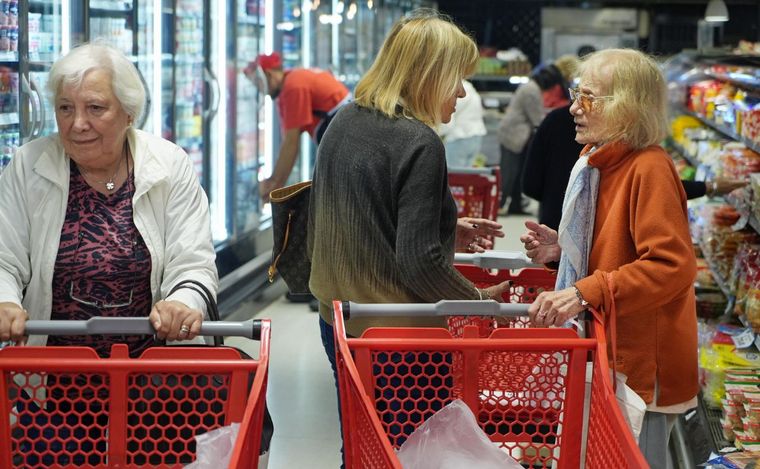 La inflación de abril fue del 8,8% y bajó a un dígito por primera vez en 6 meses.