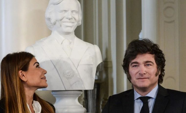 Javier Milei y Zulemita Menem, con el busto de Carlos Menem atrás.