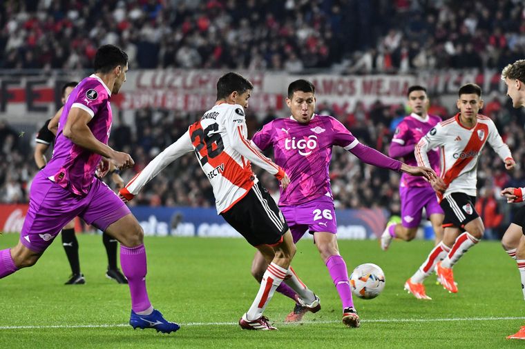 River ante Libertad en el Monumental
