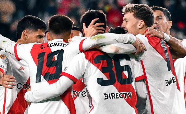 River ante Libertad en el Monumental