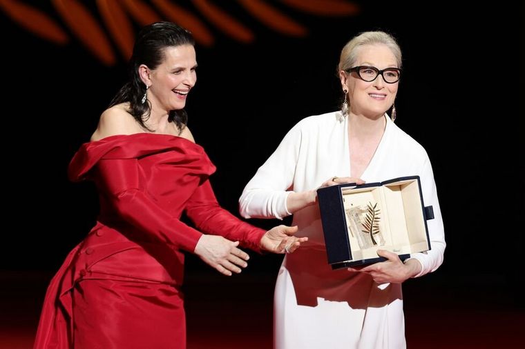 Orgullosa, muestra la distinción. Meryl ya tiene 3 Oscars y 2 Bafta.