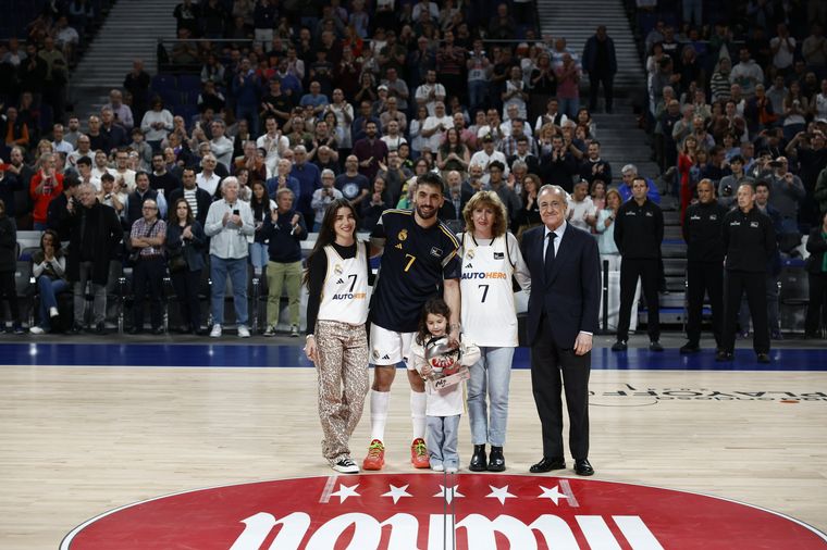 Campazzo junto a su familia y Florentino Pérez. (Foto: Liga Endesa)