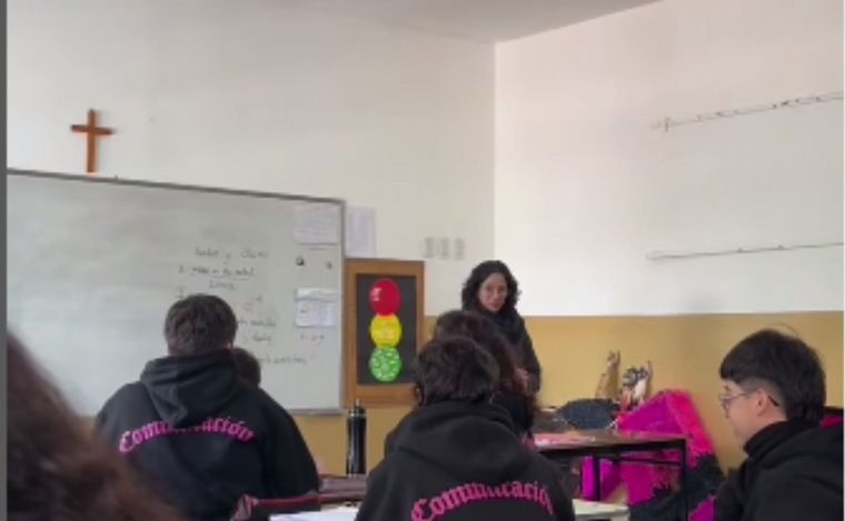 Le regalaron una remera de la