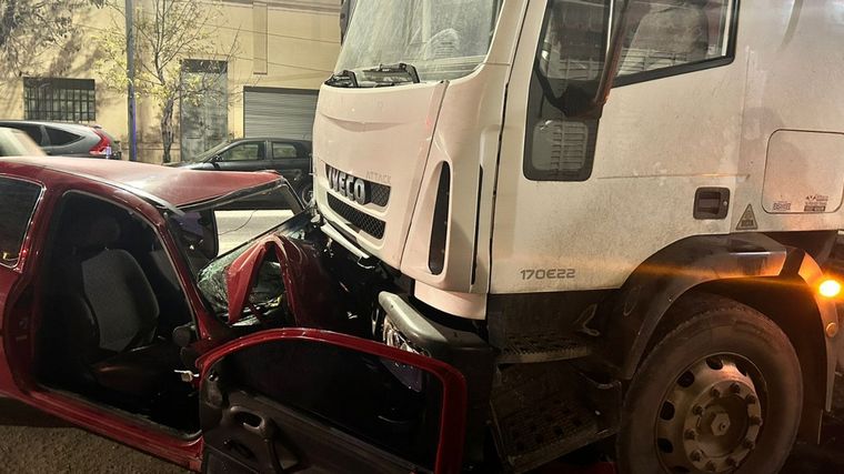 Impresionante accidente entre un camión y un corsa