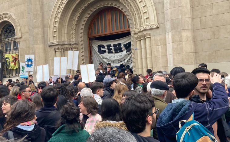 Acto de repudio a amenazas contra estudiantes de la UNR: 