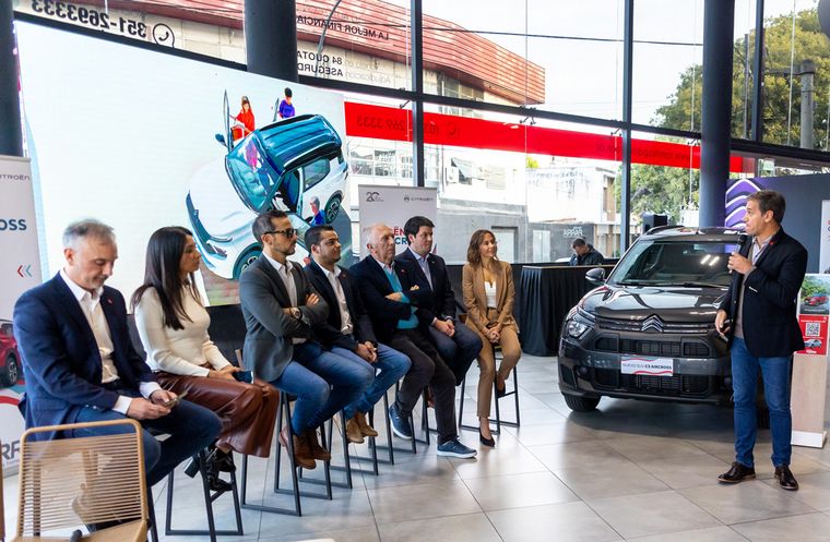 Ruben Rodriguez Borjas, Director Comercial de Citroën Argentina junto a Familia Parra