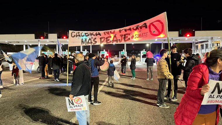 Vecinos de La Calera reclaman por la colocación de un peaje ilegal