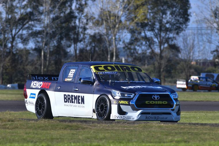 Jakos con Hilux ganó la segunda serie en La Plata.