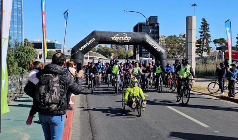 El buen tiempo acompañó a los ciclistas que participaron del evento.