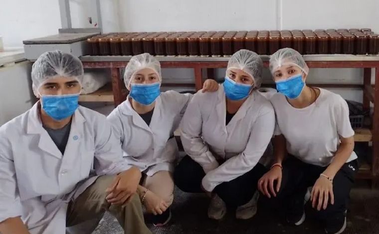 Alumnos de Mendoza recaudan fondos para pagar el colectivo. (Foto: Sitio Andino)