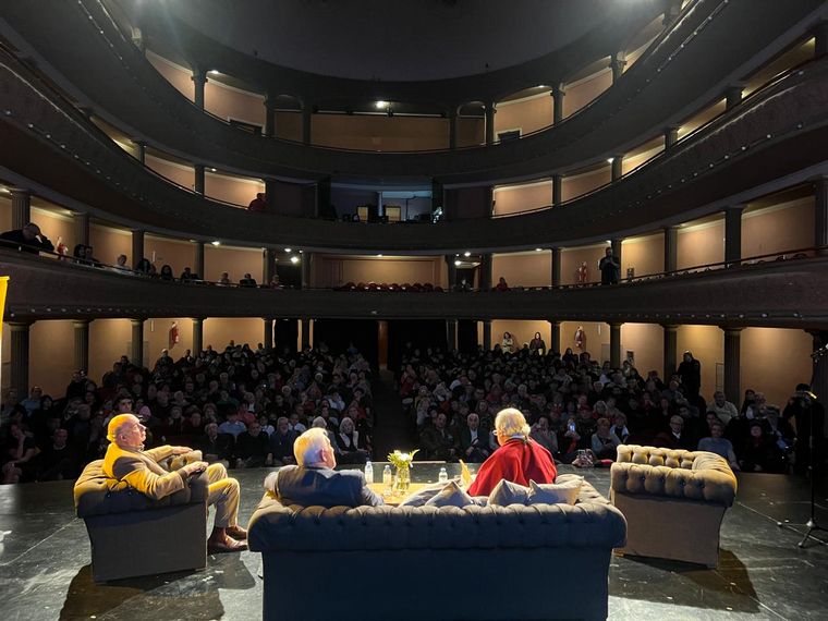 El Teatro Real colmado por la presentación de Las Cartas entre Belgrano y Güemes