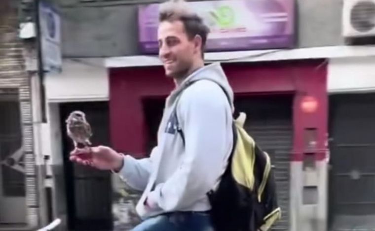 Andrés junto a Caipirinha en las calles de Rosario. 