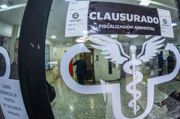 Clausuraron la clínica Chutro por arrojo de residuos patógenos en la vía pública
