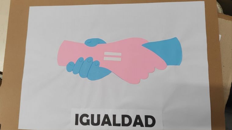 Los pictogramas del Himno interpretado por la escuela de Ucacha