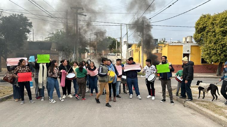 Tomaron el IPEM 5 de Córdoba por falta de infraestructura y violencia escolar