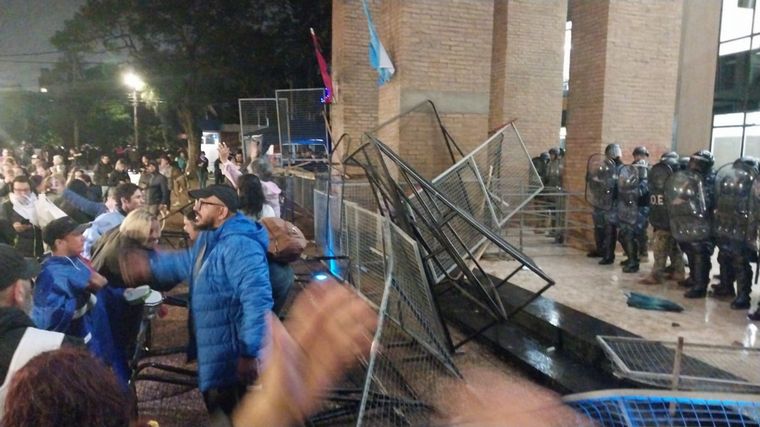 Disturbios en la protesta de los maestros misioneros en el parlamento local.
