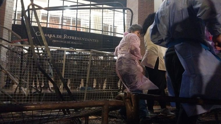 Disturbios en la protesta de los maestros misioneros en el parlamento local.