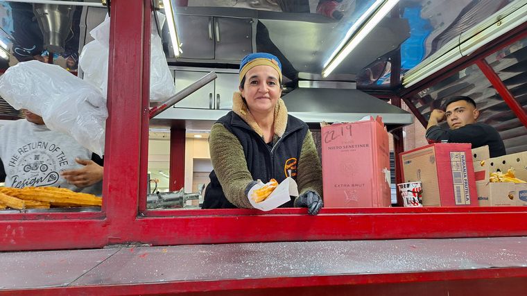 La ceremonia es acompañada con churros y chocolate caliente. 