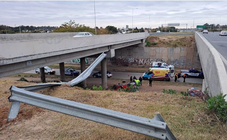 El auto quedó destruido tras la caída. (Foto: Federico Borello/Cadena 3)