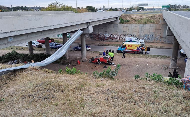 El auto quedó destruido tras la caída. (Foto: Federico Borello/Cadena 3)