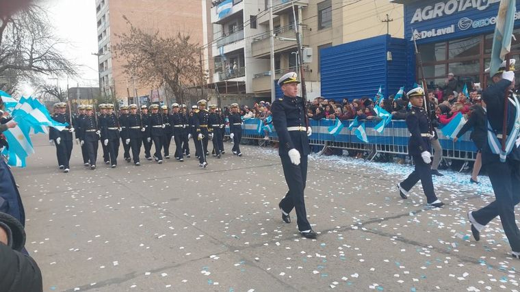 Llaryora preside el tradicional desfile cívico-militar en Río Cuarto