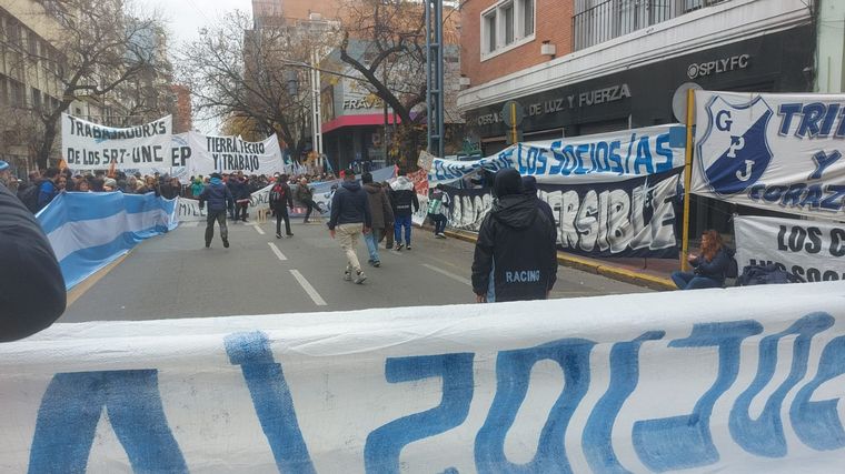 En medio de la marcha se armó un picadito en pleno centro de Córdoba