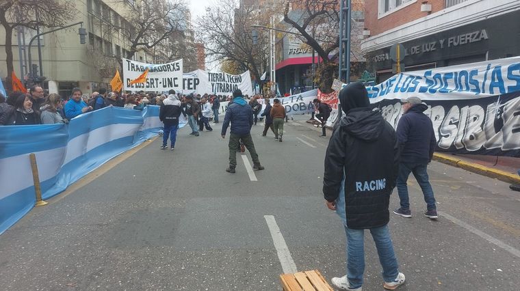 En medio de la marcha se armó un picadito en pleno centro de Córdoba
