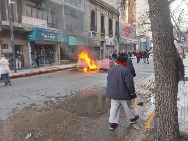 Grupos de izquierda se manifiestan contra Milei. (Foto: Daniel Cáceres/Cadena 3)