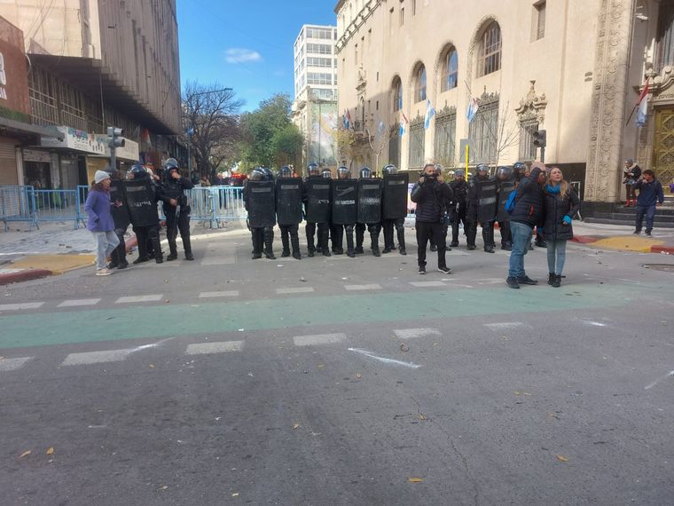 Grupos de izquierda se manifiestan contra Milei. (Foto: Daniel Cáceres/Cadena 3)