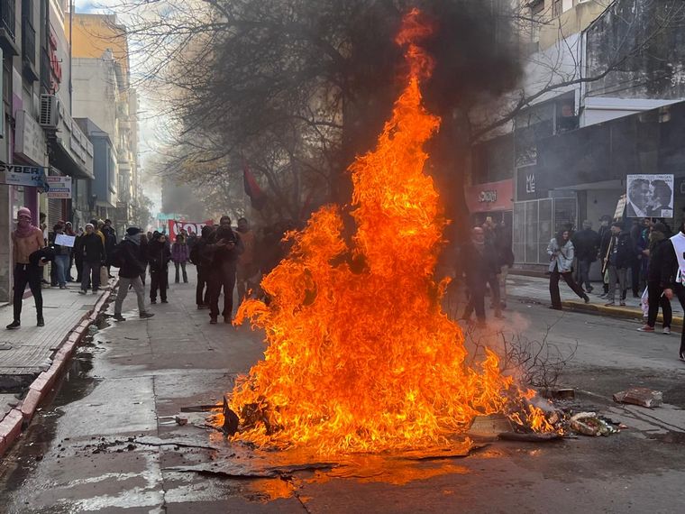 Grupos de izquierda se manifiestan contra Milei. (Foto: Daniel Cáceres/Cadena 3)