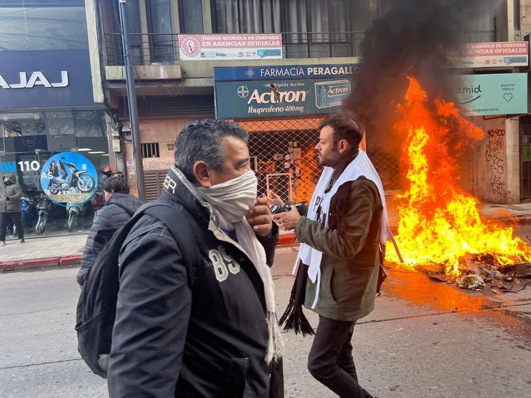 Grupos de izquierda se manifiestan contra Milei. (Foto: Daniel Cáceres/Cadena 3)